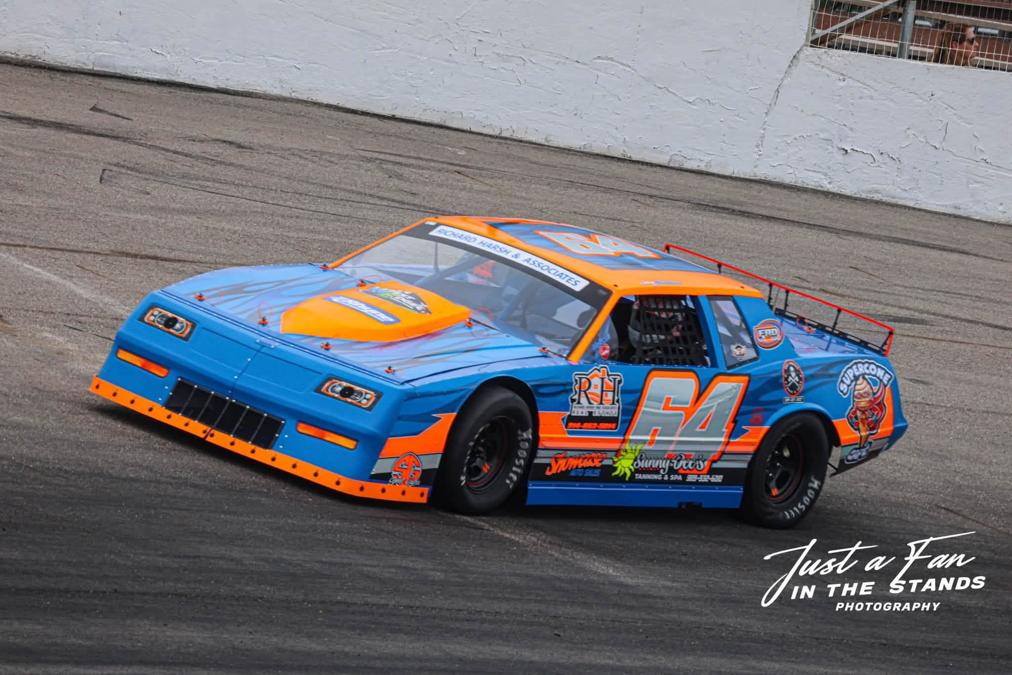 Expanded racing photo
